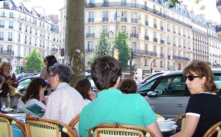 Les lieux pour boire un verre et lire à Paris