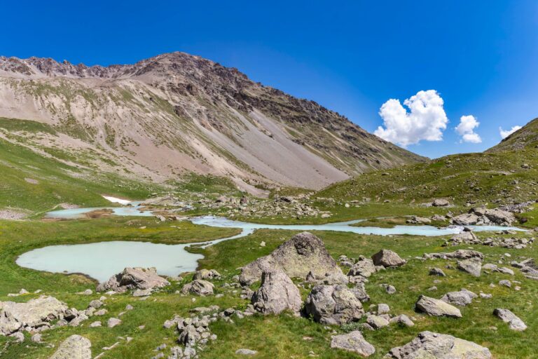 Où partir en randonnée pour explorer les montagnes du Mercantour ?
