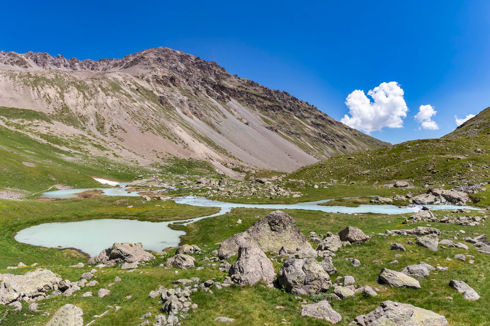 Où partir en randonnée pour explorer les montagnes du Mercantour ?