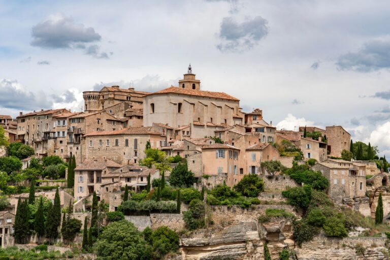 Quels sont les secrets des villages perchés du Luberon ?