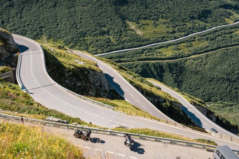 Envie de sillonner les routes escarpées du Vercors en moto ?