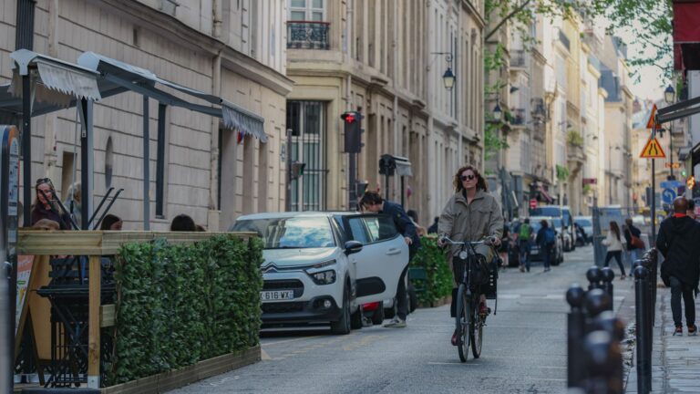 Où flâner dans les ruelles animées du quartier du Marais à Paris ?