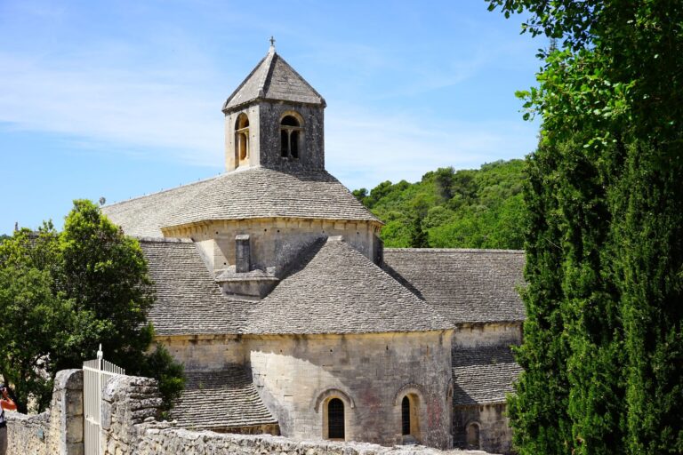 À Souillac, une abbatiale romane et une distillerie centenaire à quelques pas