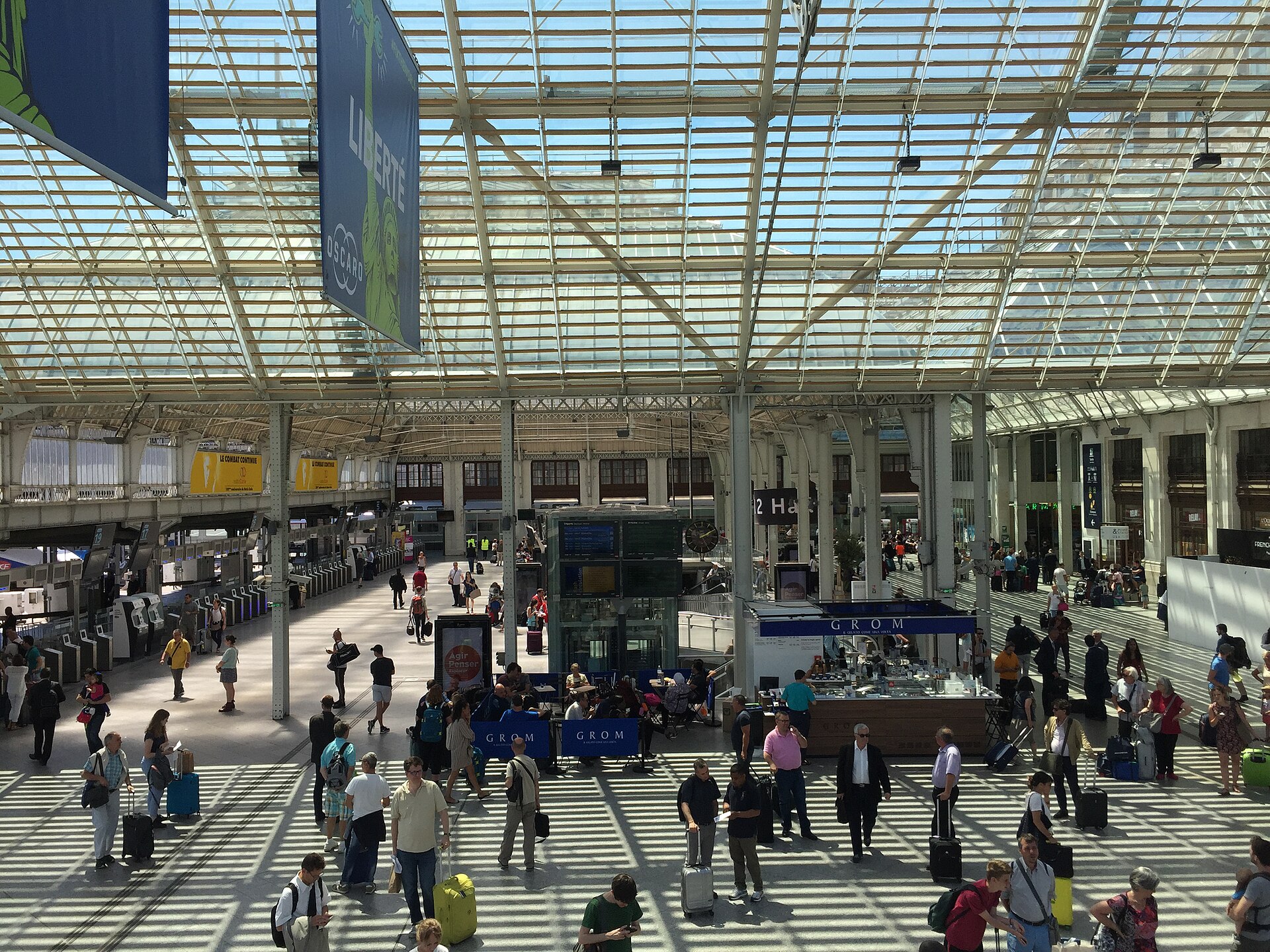 Le hall de la gare de Lyon, à Paris, avec ses trains au départ